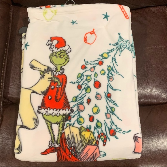 The Grinch Checking His List 50” x 70” Oversized Plush Christmas Throw Blanket - Picture 6 of 6